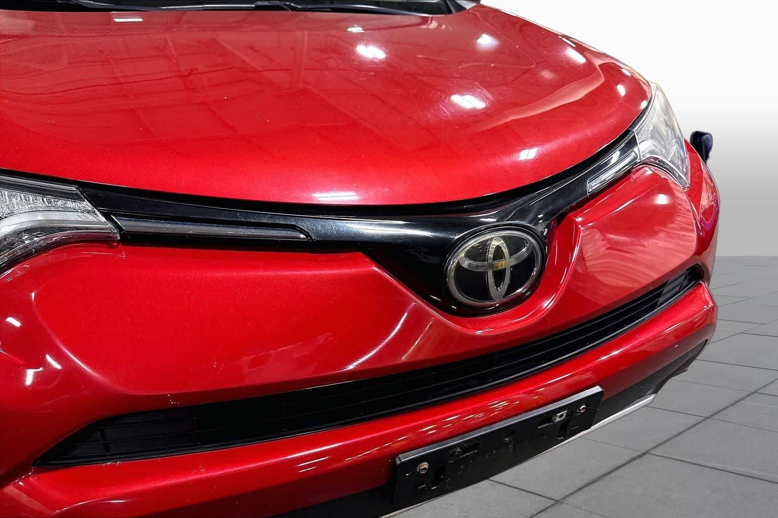 Used 2017 Barcelona Red Metallic Toyota XLE image 29