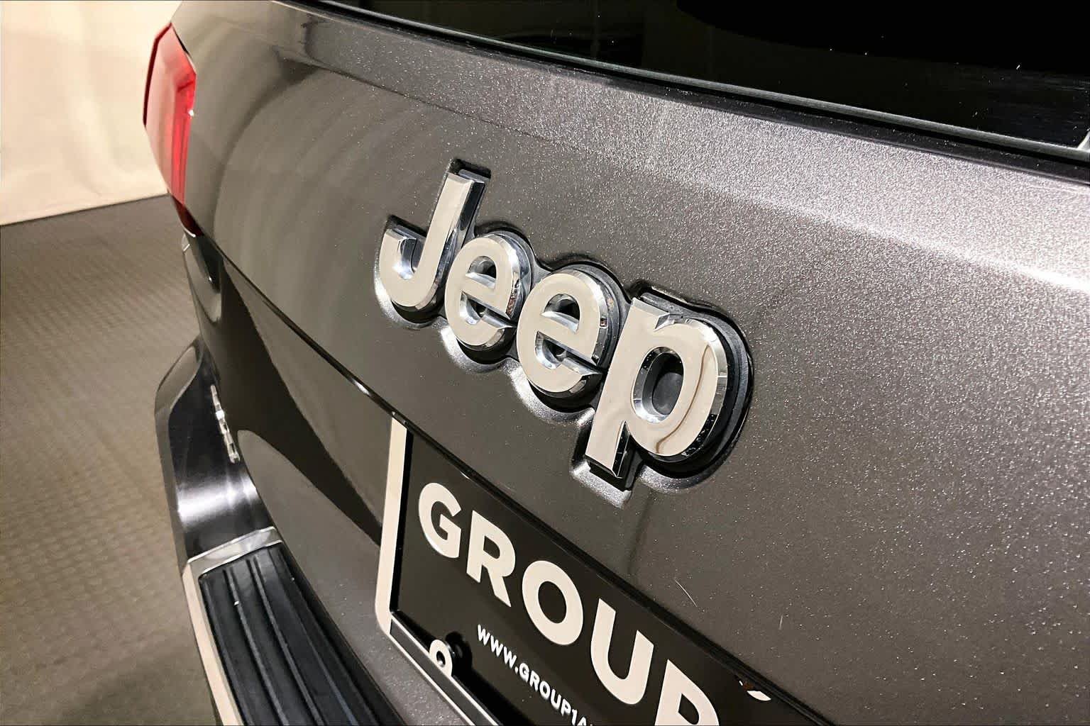 Used 2017 Granite Crystal Metallic Clearcoat Jeep Limited image 32