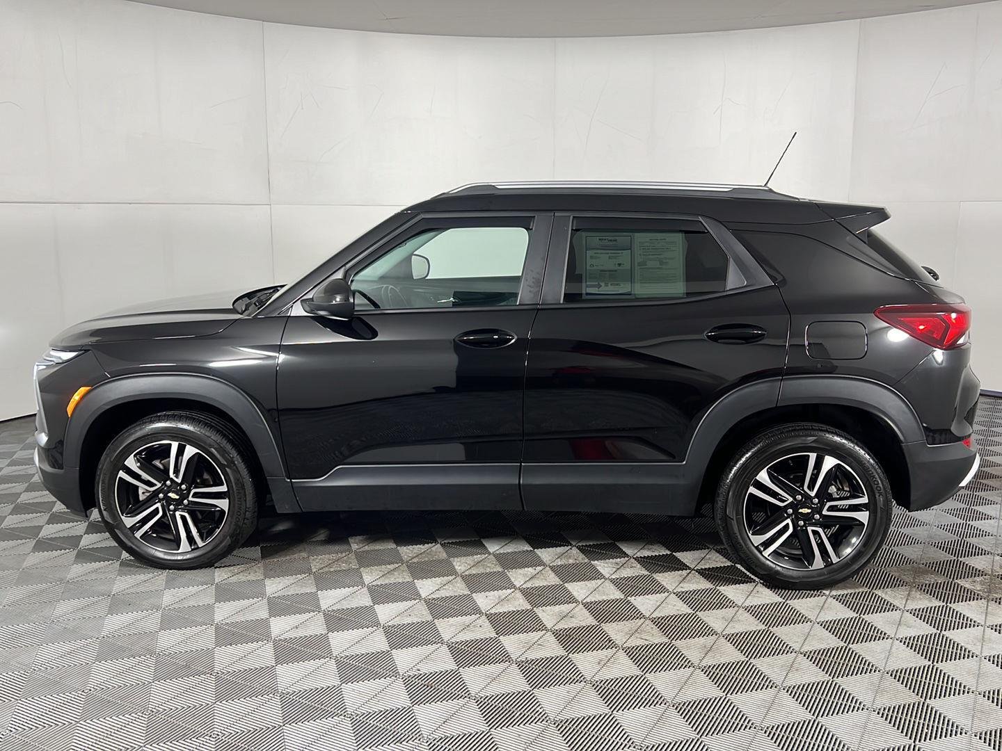 Used 2025 Mosaic Black Metallic Chevrolet LT image 8