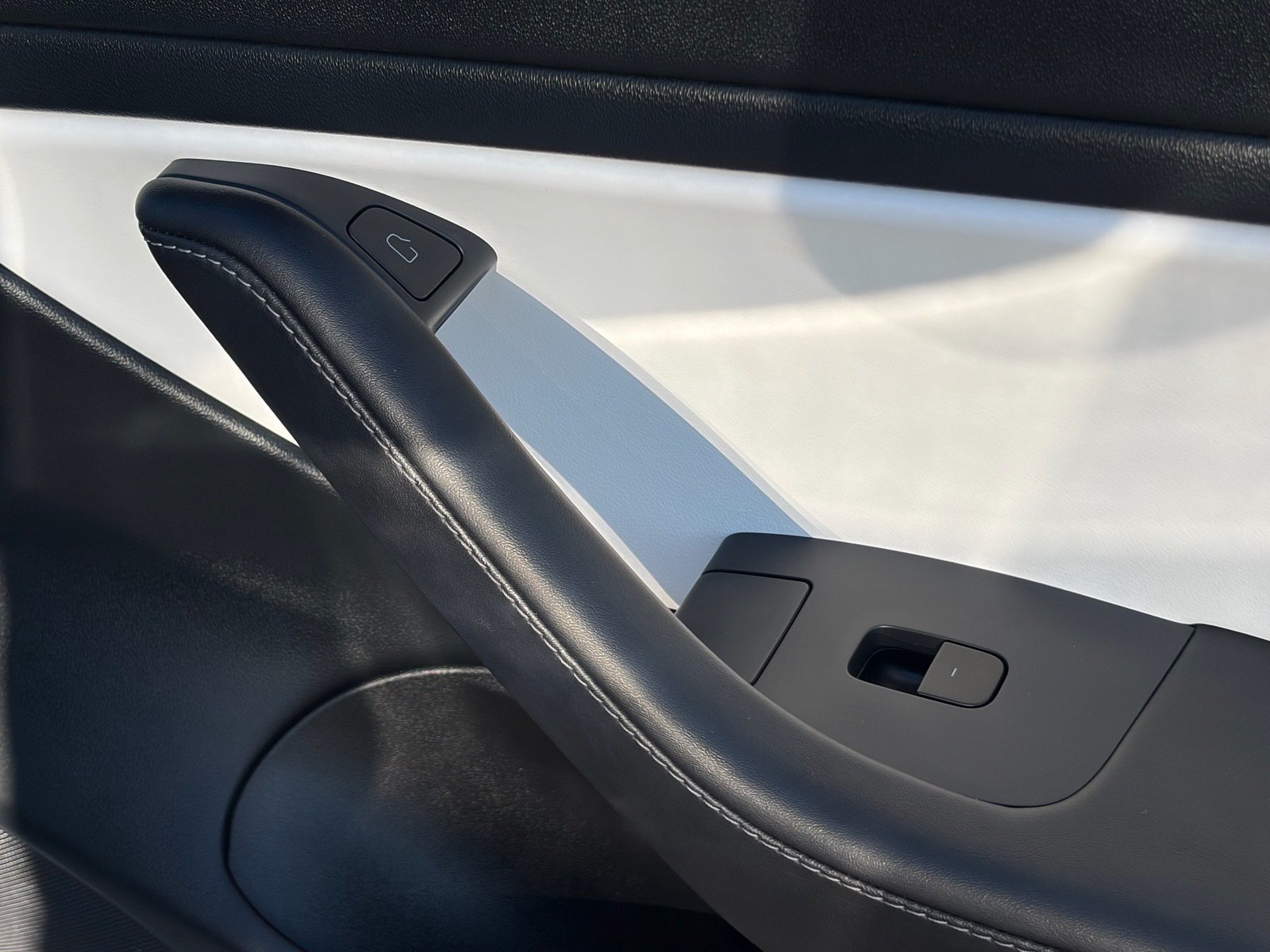 Used 2021  Tesla Standard Range Plus image 32