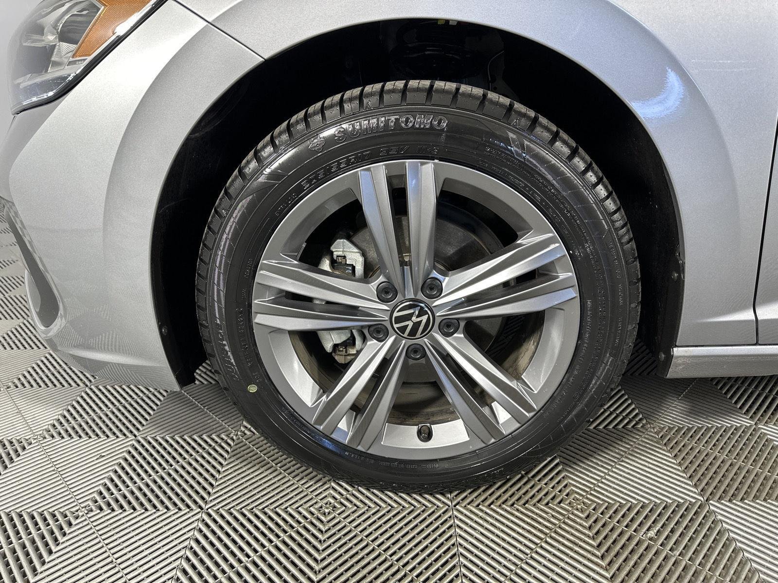 Used 2024 Platinum Gray Metallic Volkswagen SE image 9