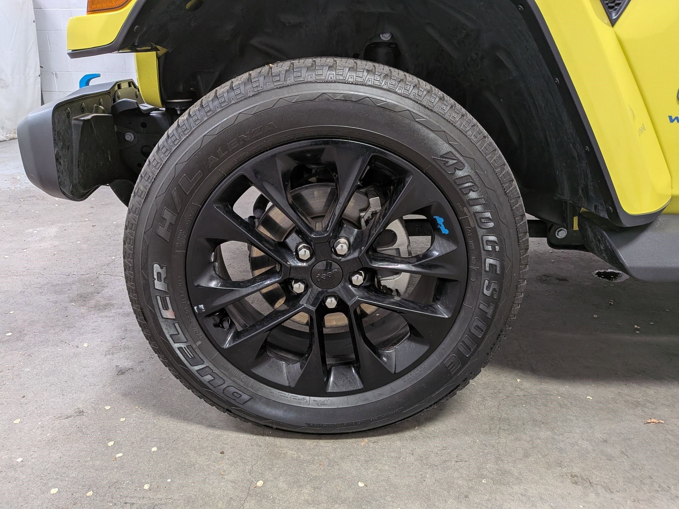 Used 2023 High Velocity Clearcoat Jeep Sahara image 12