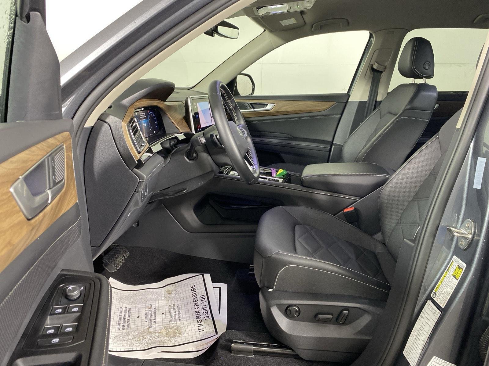 Used 2025  Volkswagen 2.0T SE w/Technology image 8