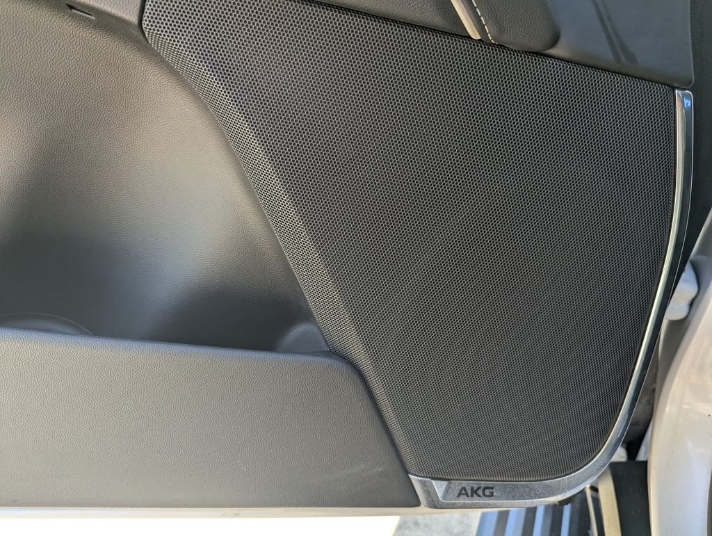 Used 2023 White Cadillac Sport Platinum image 19