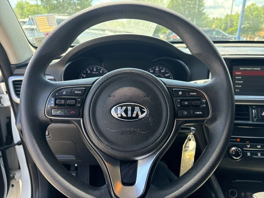 Used 2017 White Kia LX image 18