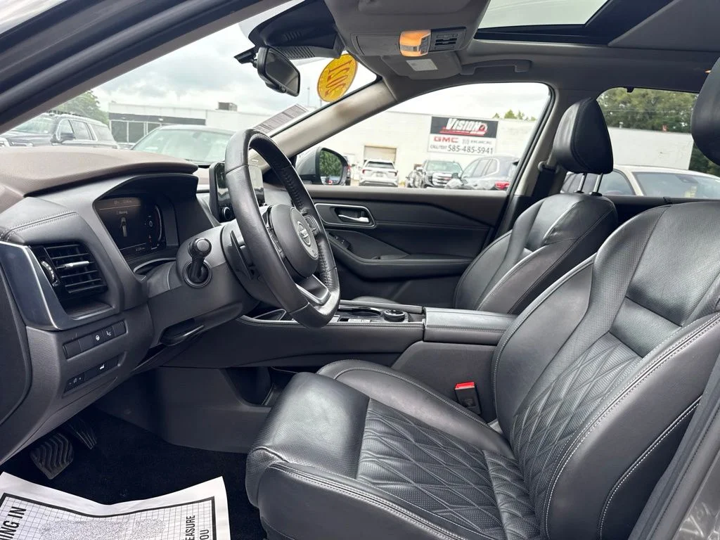 Used 2021 Gray Nissan Platinum image 9