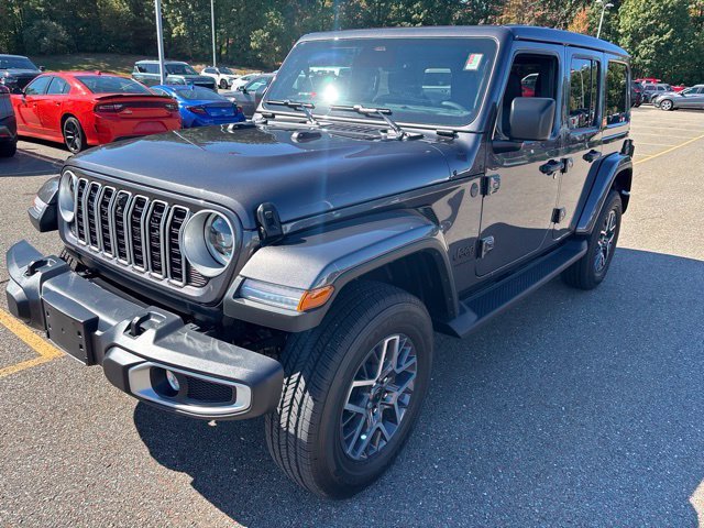 Used 2026 Granite Crystal Metallic Clearcoat Jeep Sahara image 3