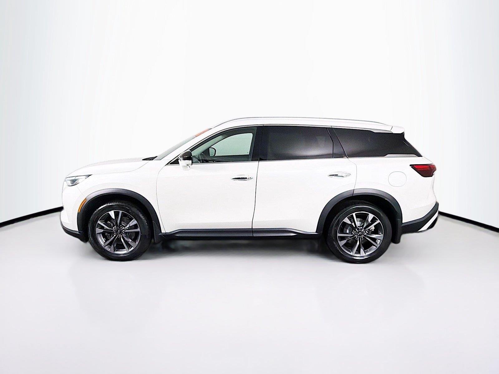 Used 2023 Majestic White INFINITI LUXE image 8