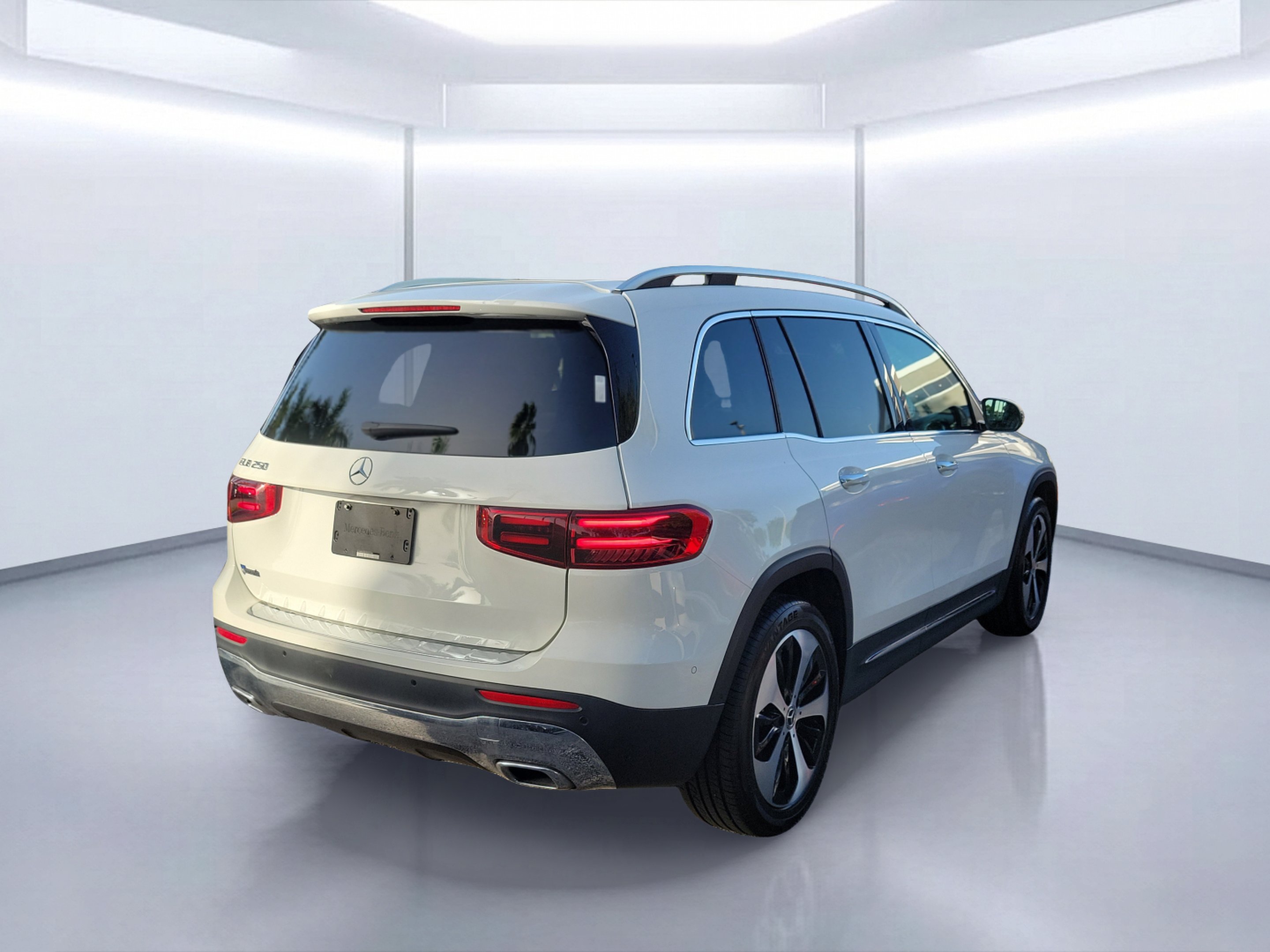 Used 2025 Polar White Mercedes-Benz GLB 250 image 4