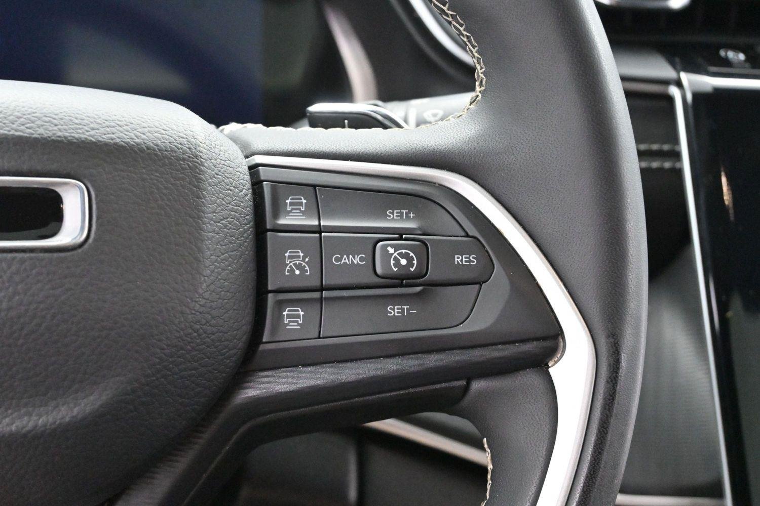 Used 2023 Diamond Black Crystal Pearlcoat Jeep Altitude image 15