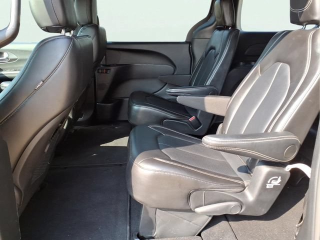 Used 2025  Chrysler Select image 21