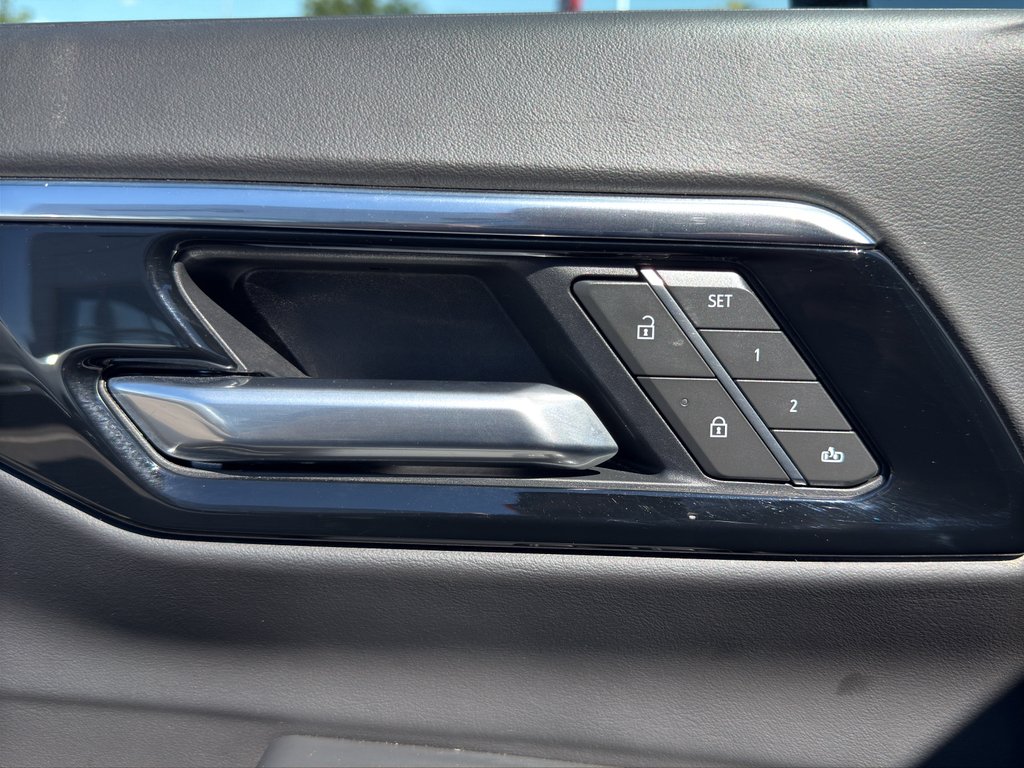 Used 2025 Gray Chevrolet Z71 image 18