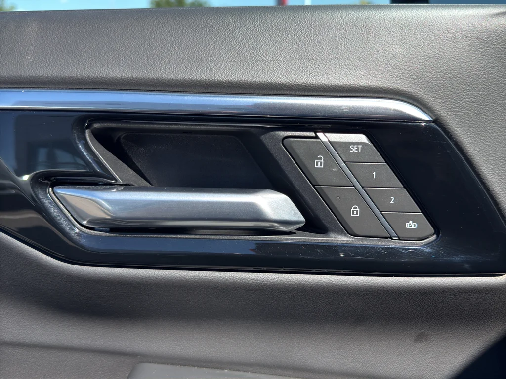 Used 2025 Gray Chevrolet Z71 image 18