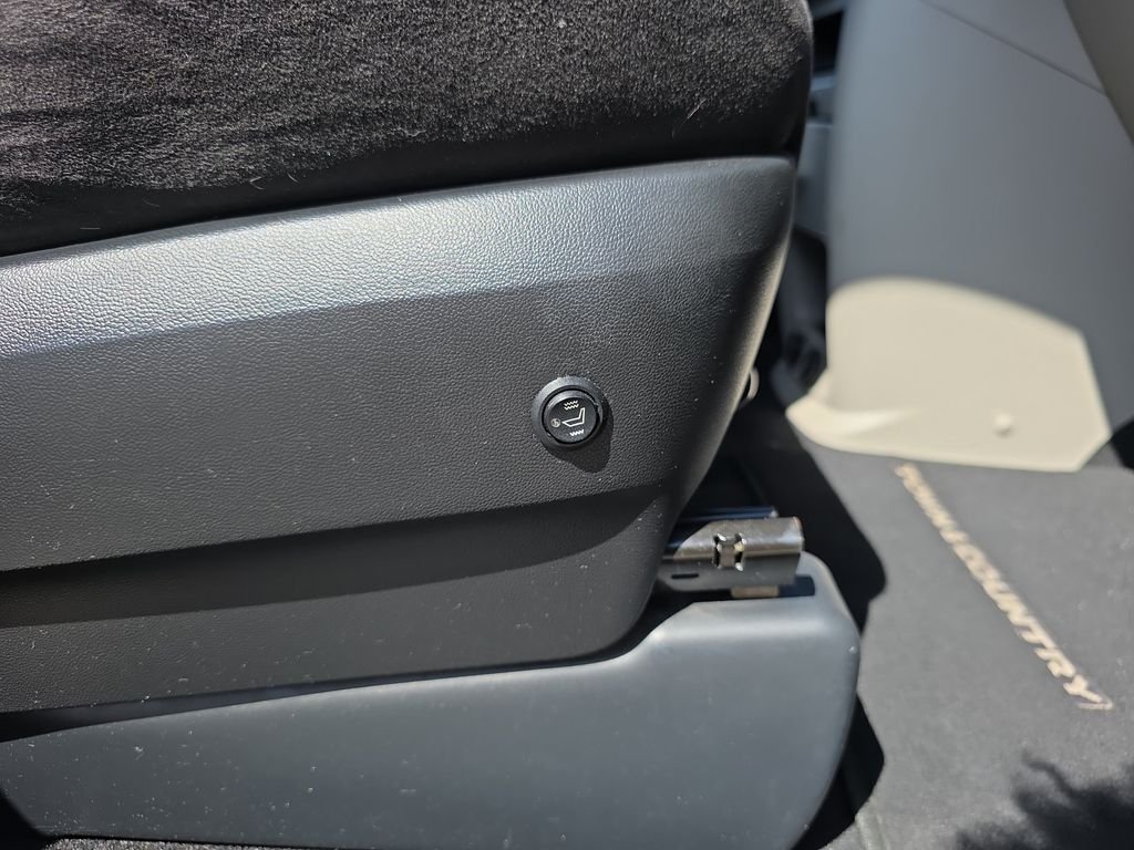 2011 Chrysler Town & Country Touring - Photo 32