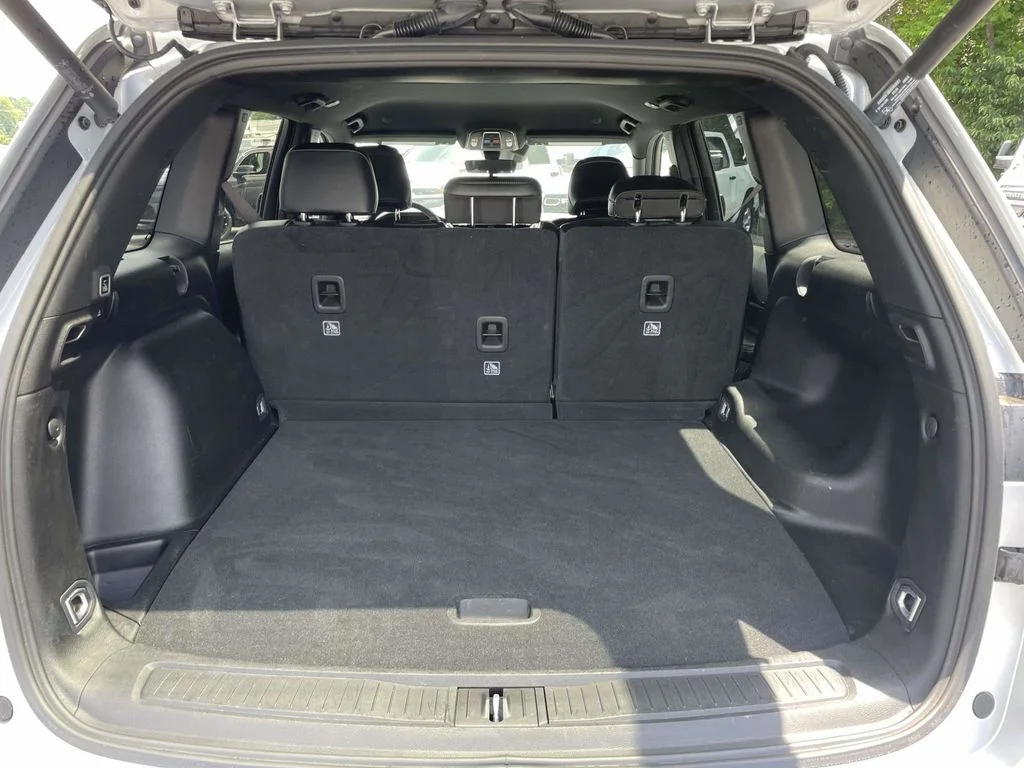 Used 2025 Silver Jeep Altitude image 41