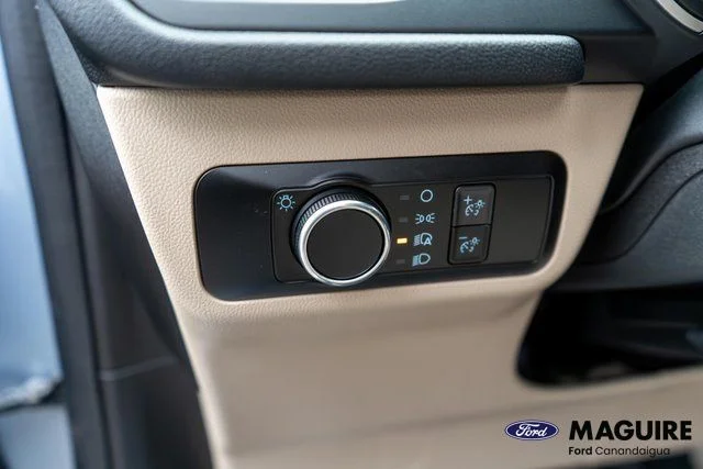Used 2022 Blue Ford SE image 18