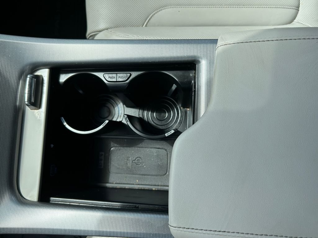 Used 2025 White Hyundai Calligraphy image 23