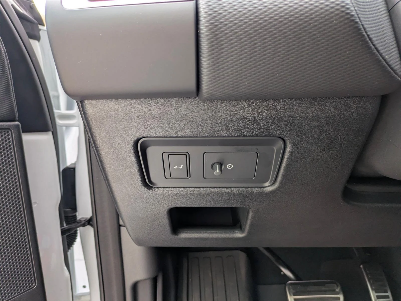 Certified Used 2026 Fuji White Land Rover Dynamic SE image 16