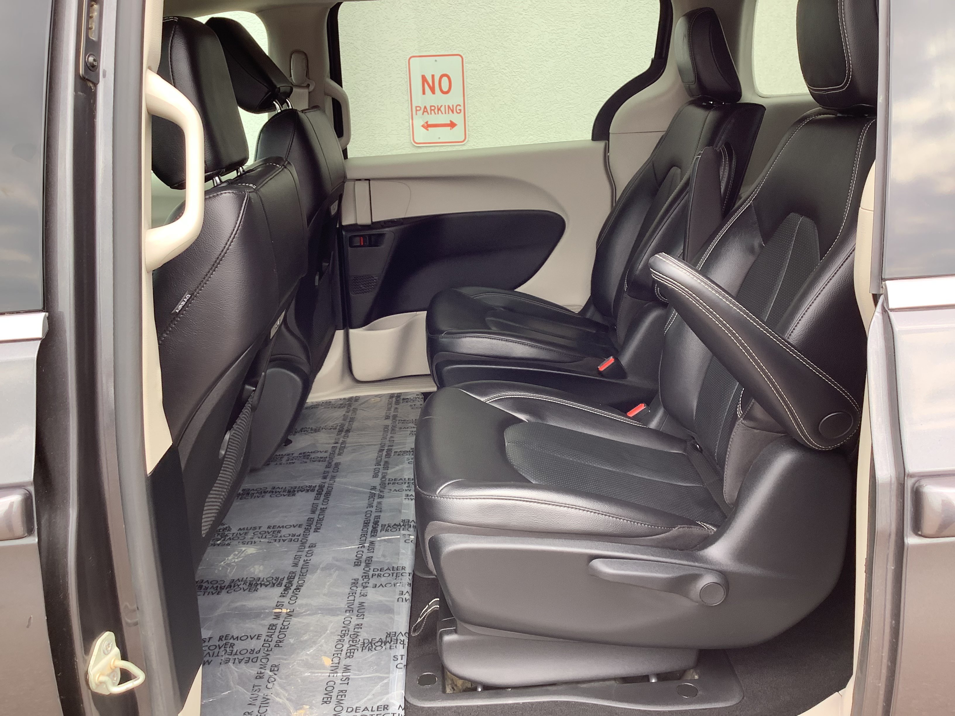 Used 2022 Gray Chrysler Touring L image 8