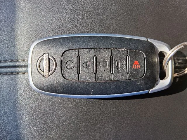 Used 2023 White Nissan Platinum image 12