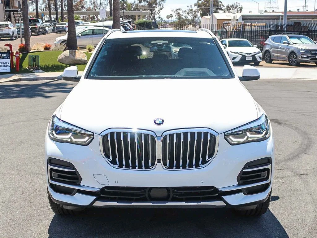 Used 2023 White BMW sDrive40i image 2