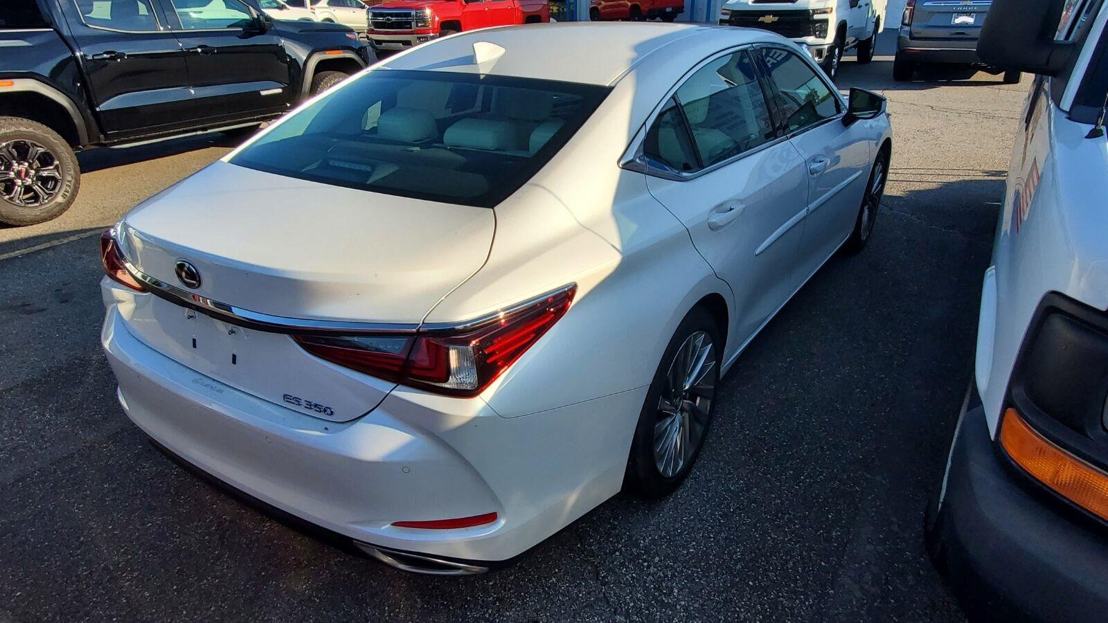 Used 2022 Eminent White Pearl Lexus ES 350 Ultra Luxury image 9
