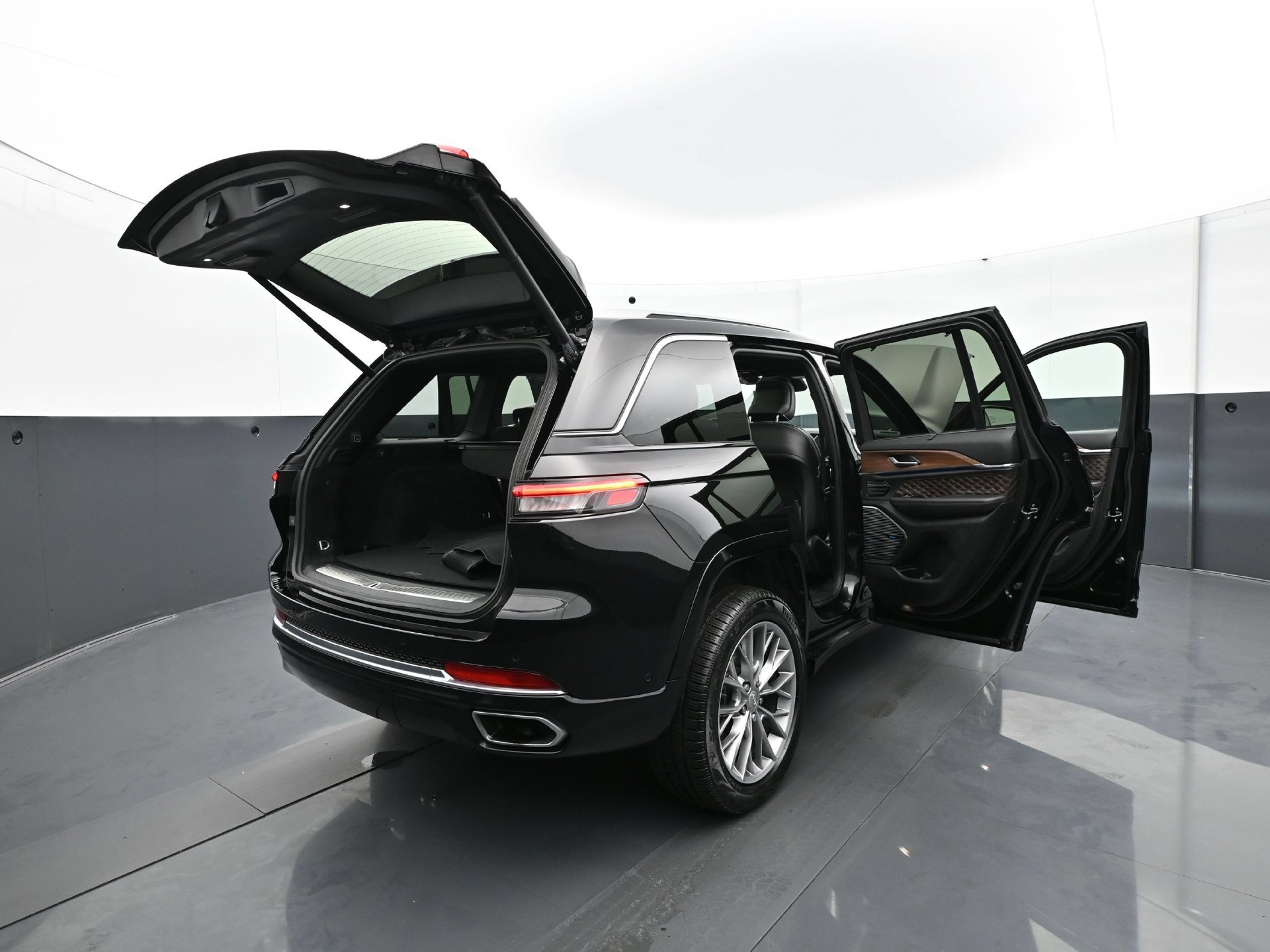 Used 2023 Diamond Black Crystal Pearlcoat Jeep Summit image 37