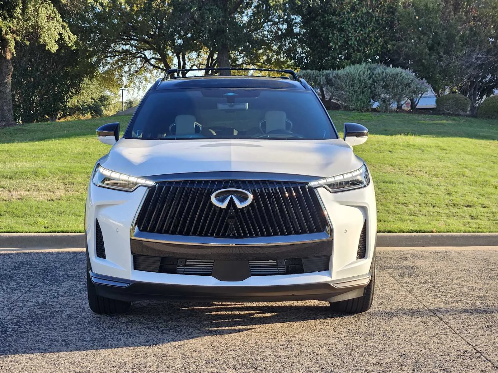 Certified Used 2027 Radiant White/Black Obsidian INFINITI AUTOGRAPH image 2