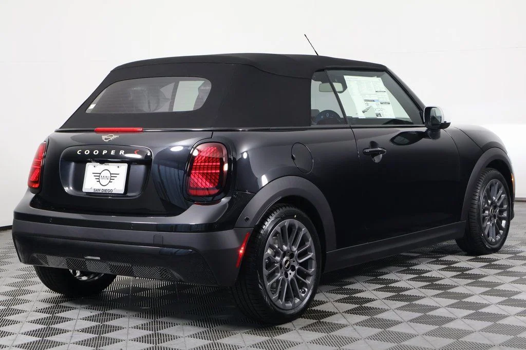 New 2026 Midnight Black MINI Signature Plus image 2