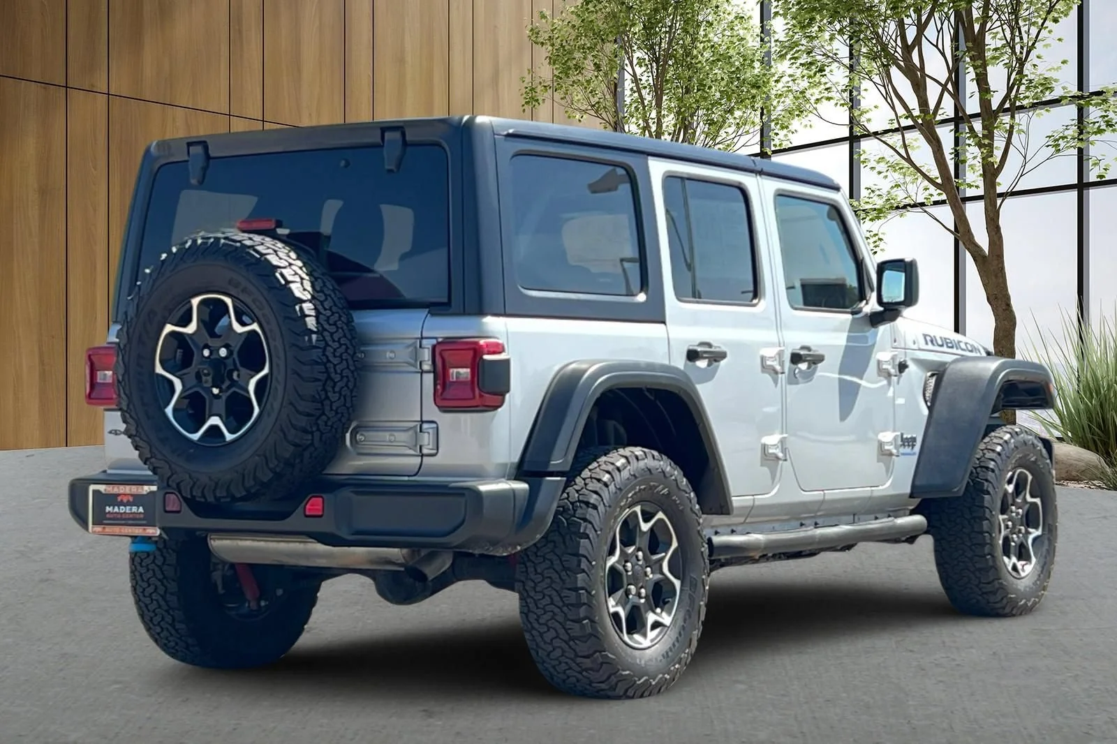 Used 2023 Silver Jeep Rubicon image 4