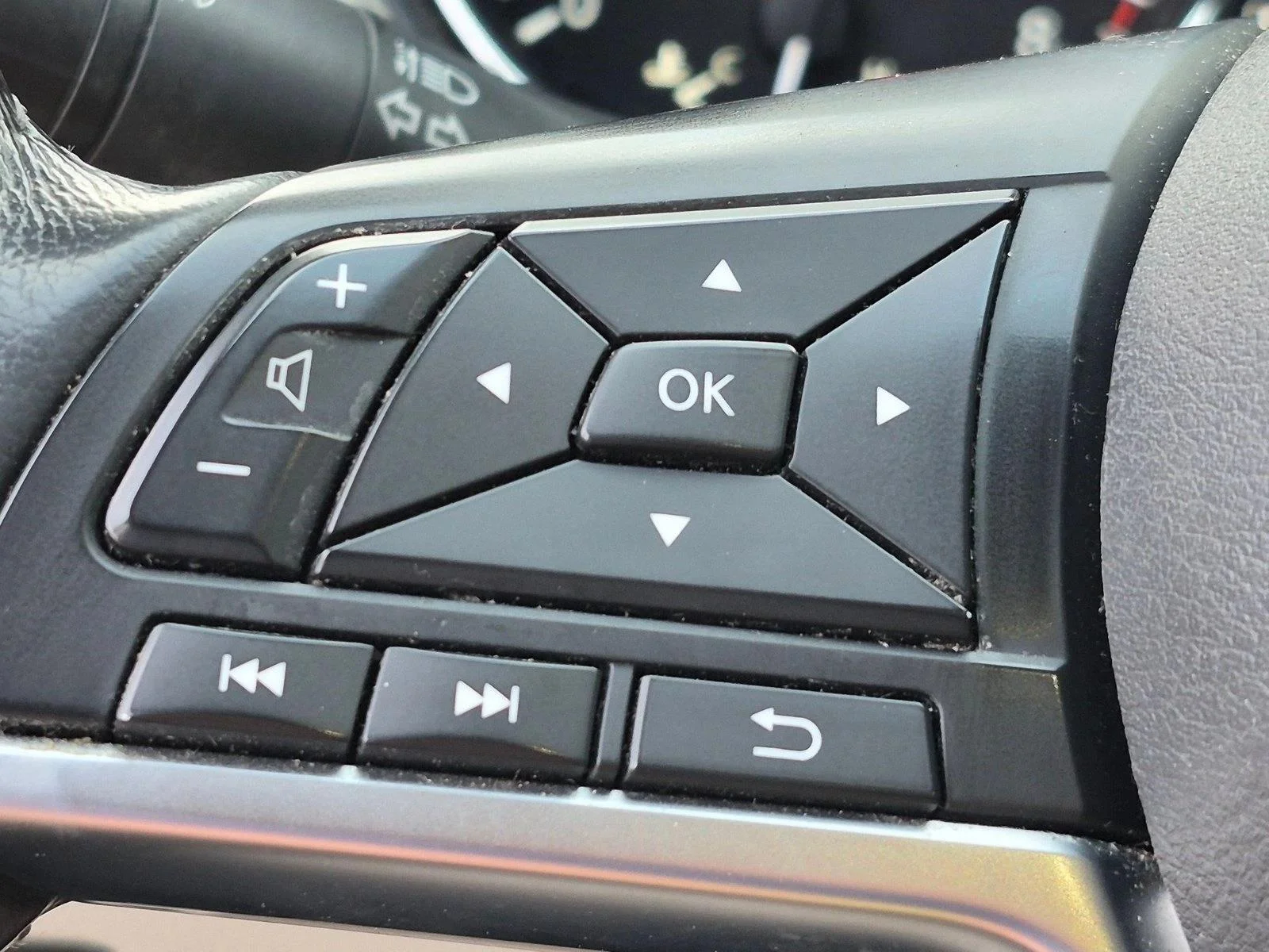 Used 2019 Pearl White Tricoat Nissan SL image 13