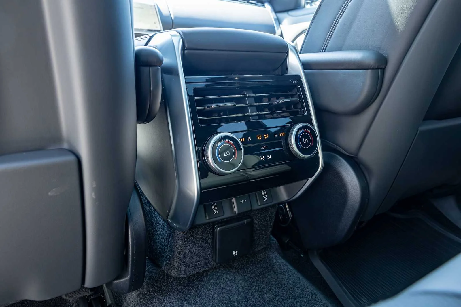 New 2026 Fuji White Land Rover SE image 29