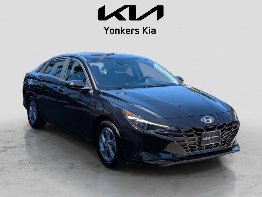 Used 2022 Black Hyundai SE image 4