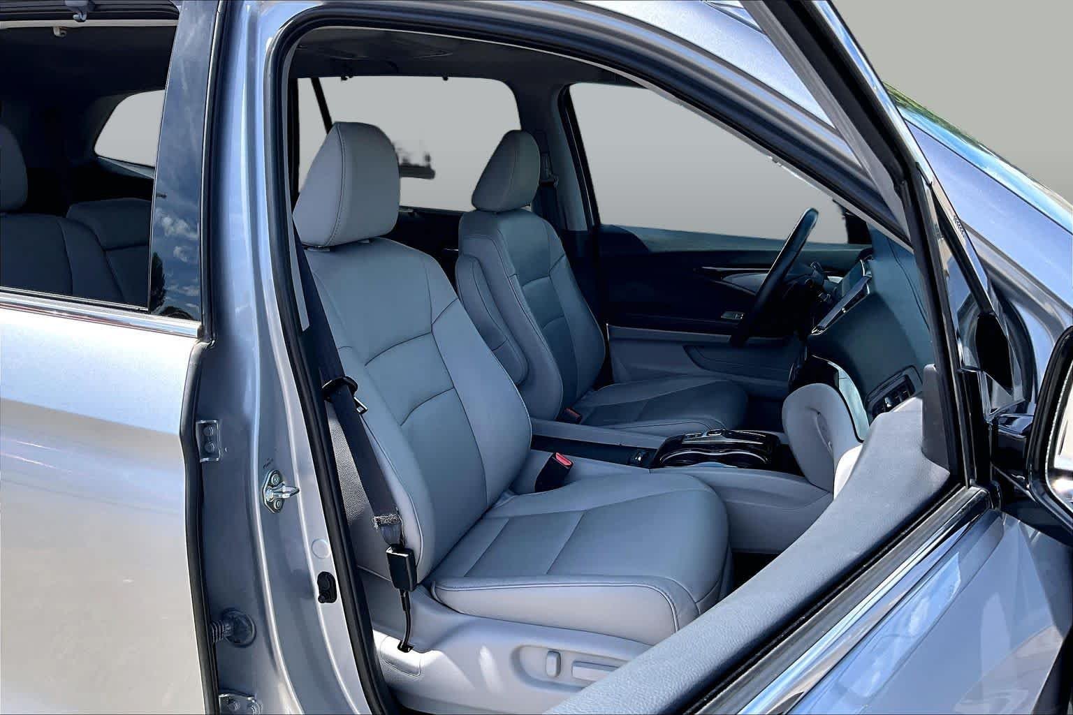 Used 2019 Lunar Silver Metallic Honda Touring 8-Passenger image 8