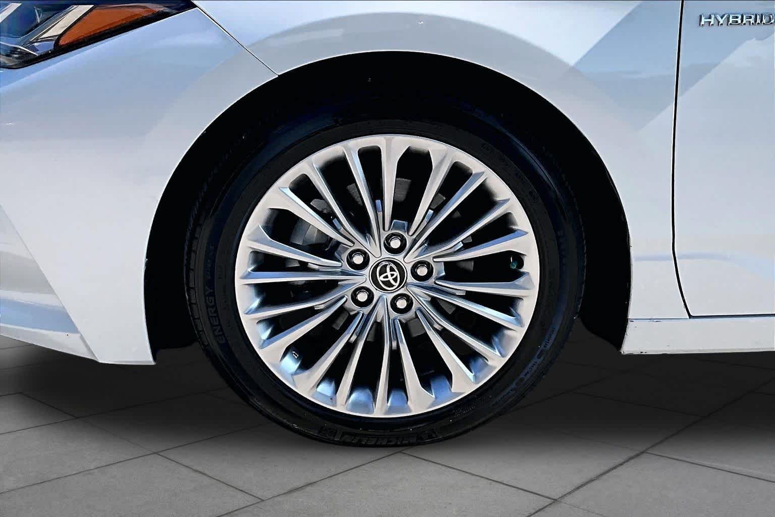 Used 2021 Wind Chill Pearl Toyota Hybrid Limited image 11