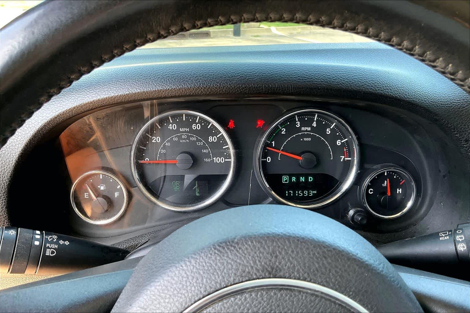 Used 2015 Tank Clearcoat Jeep Sahara image 24