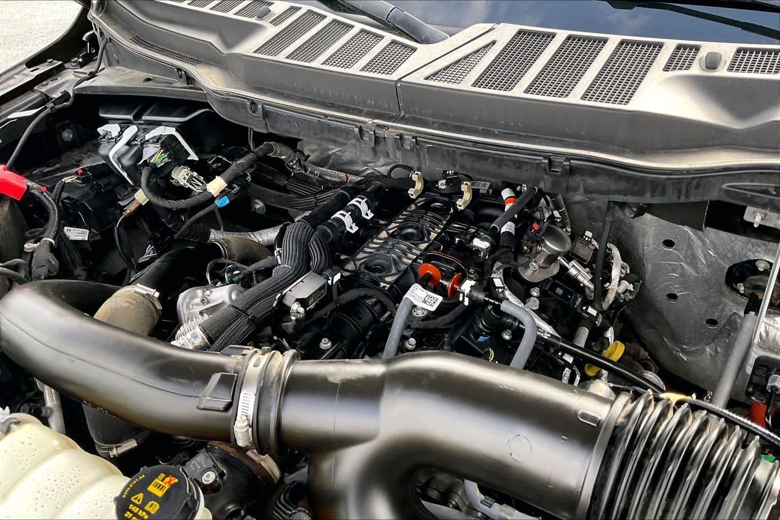 Used 2025 Carbonized Gray Metallic Ford LARIAT image 29