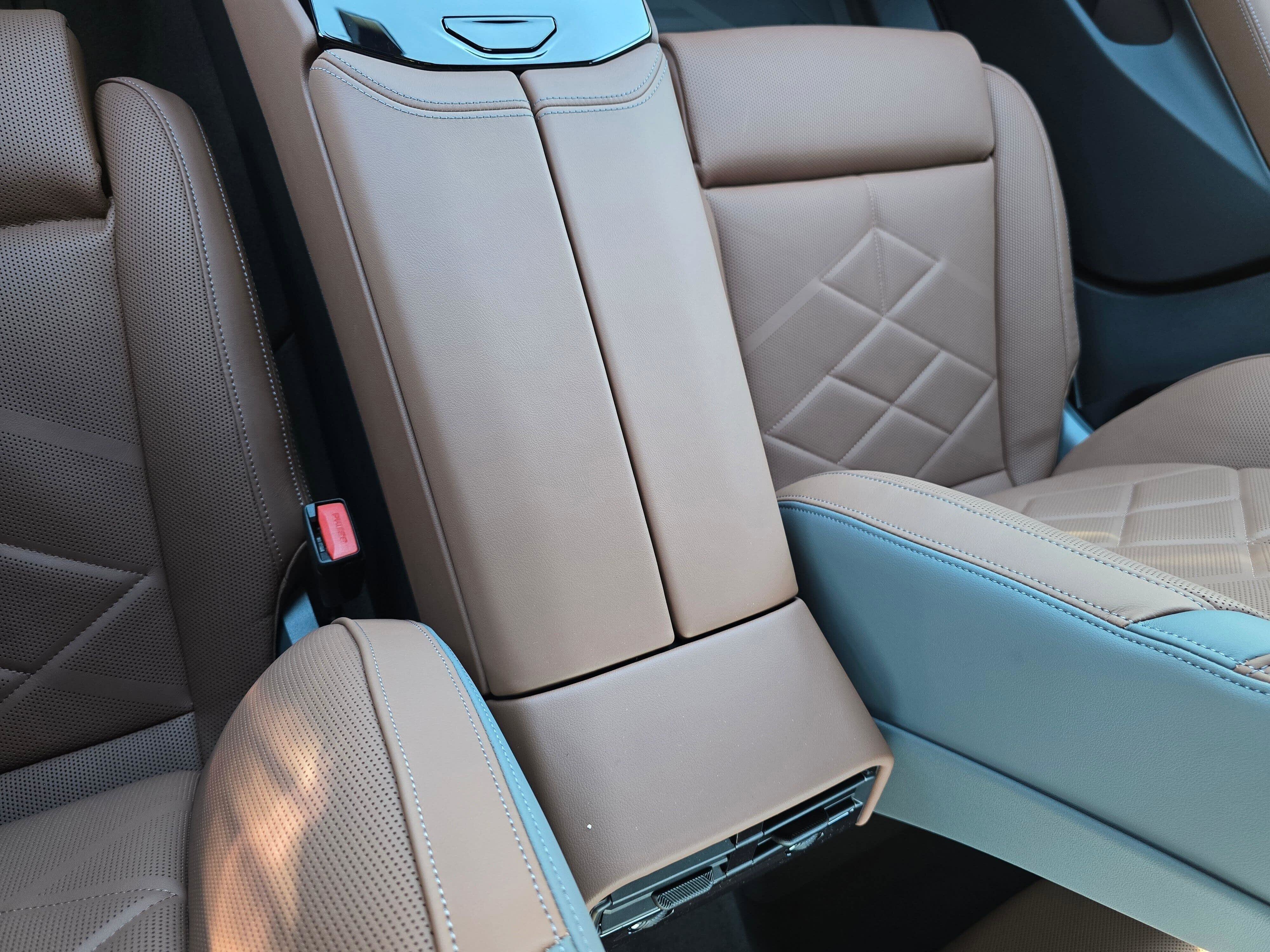 2026 BMW 5 Series 550e - Photo 23
