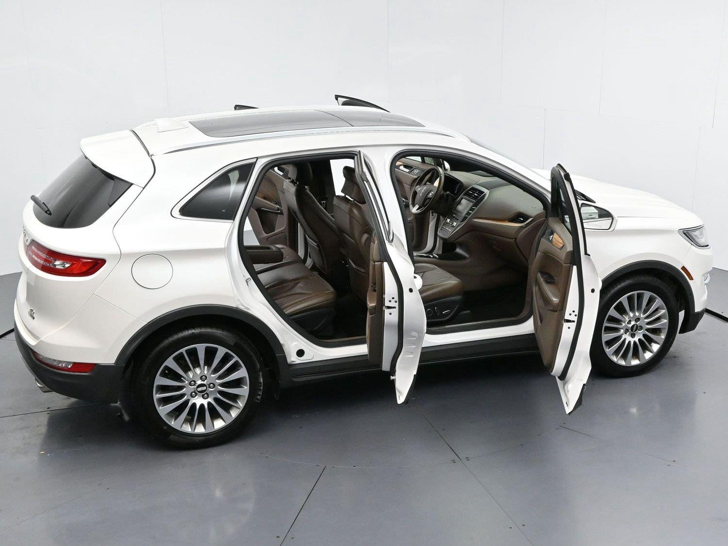 Used 2015 White Platinum Metallic Tri-Coat Lincoln FWD 4dr image 35