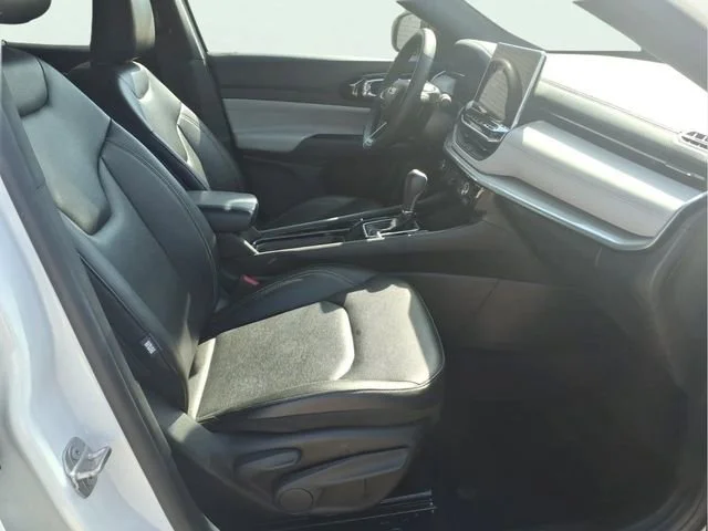 Used 2025  Jeep Limited image 21