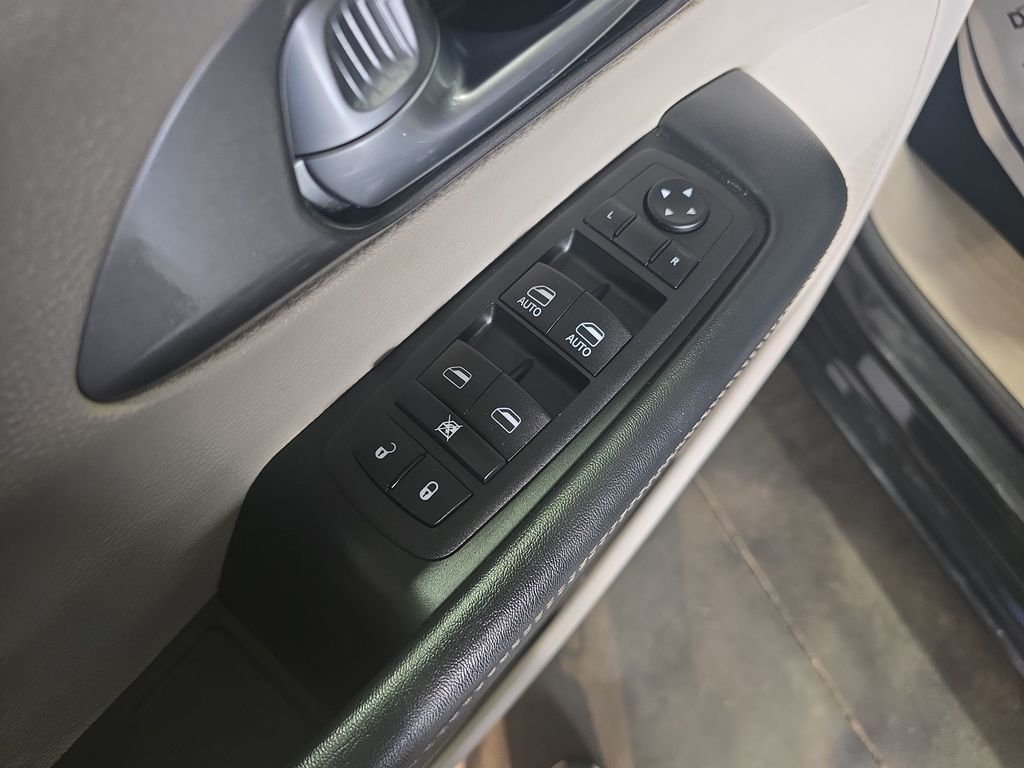 Used 2023 Black Chrysler Touring L image 11