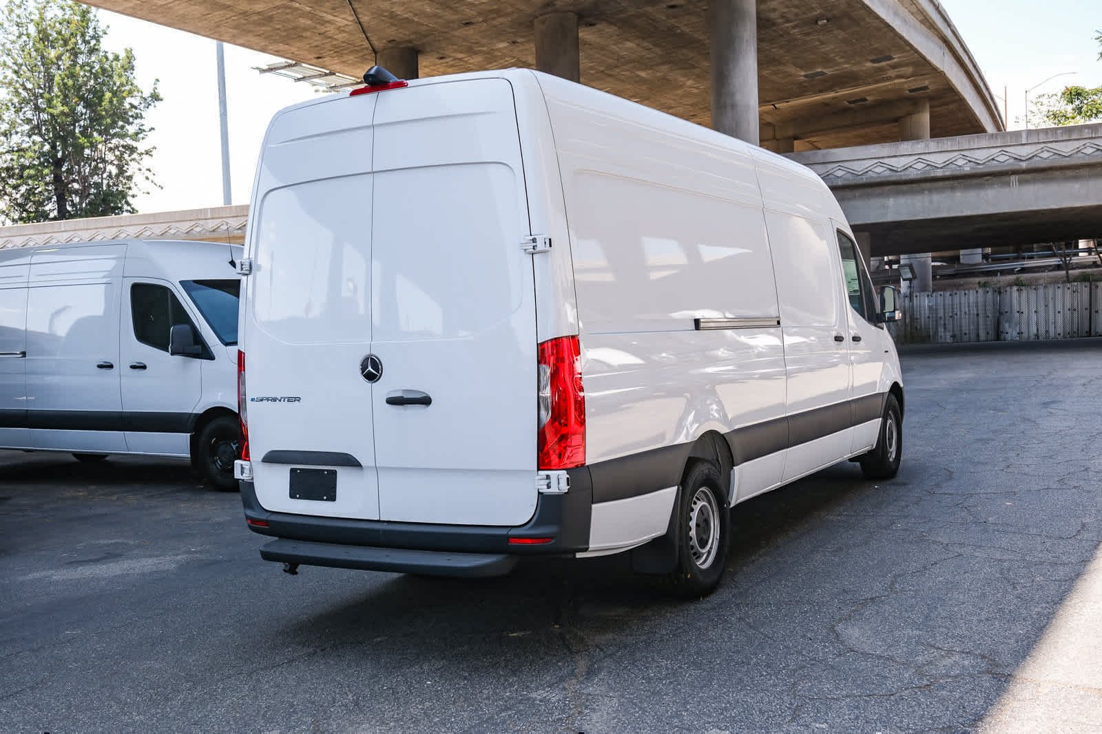 New 2025 Arctic+White Mercedes-Benz Cargo Van 170WB High Roof 113kw Battery RWD SO Mot image 5
