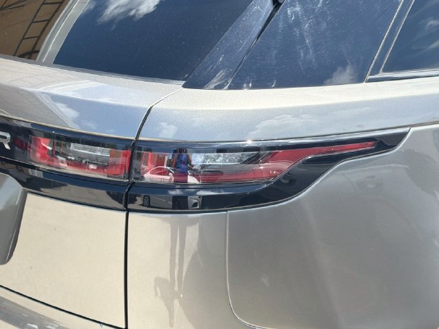 Used 2019 Silicon Silver Premium Metallic Land Rover R-Dynamic HSE image 28