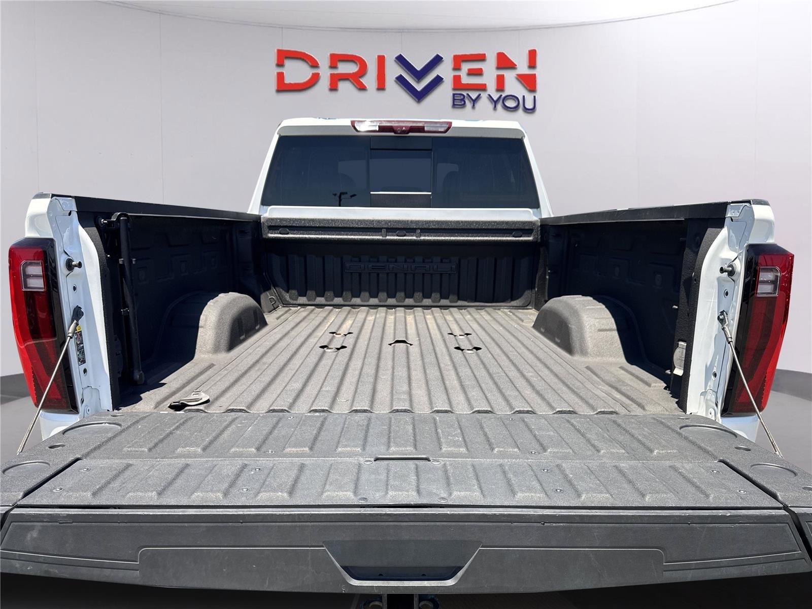 Used 2024 White Frost Tricoat GMC Denali Ultimate image 35