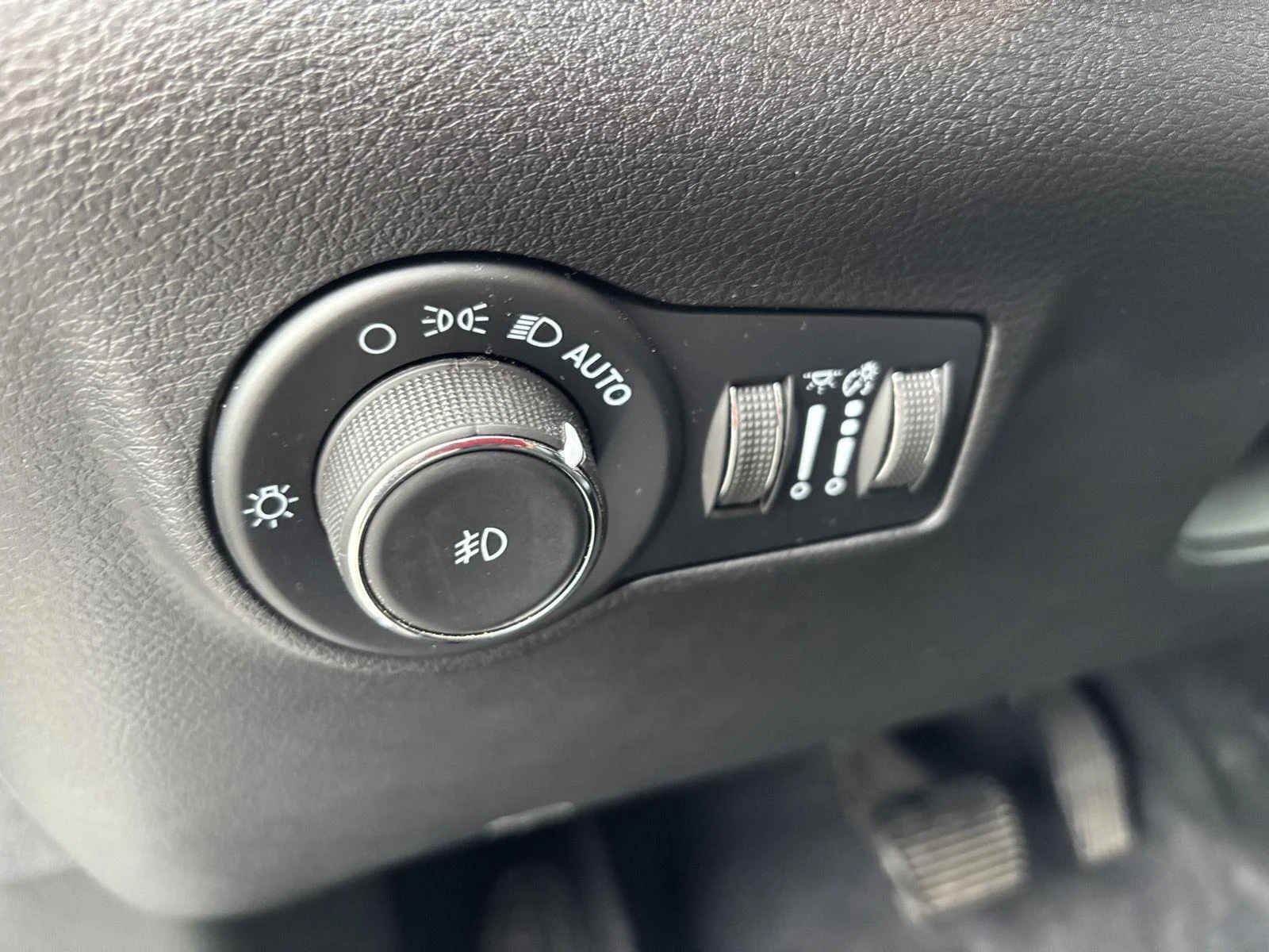 Used 2023 Bright White Clearcoat Jeep Latitude image 18
