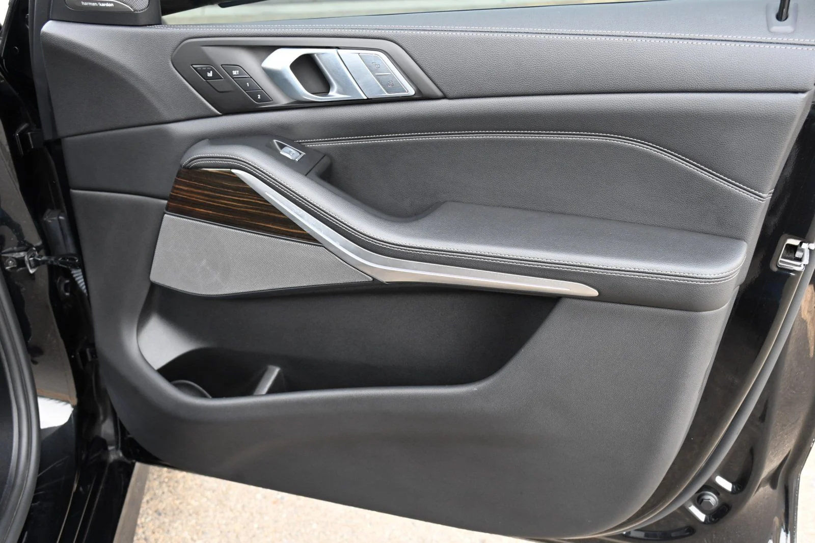 Used 2021 Black Sapphire Metallic BMW M50i image 17