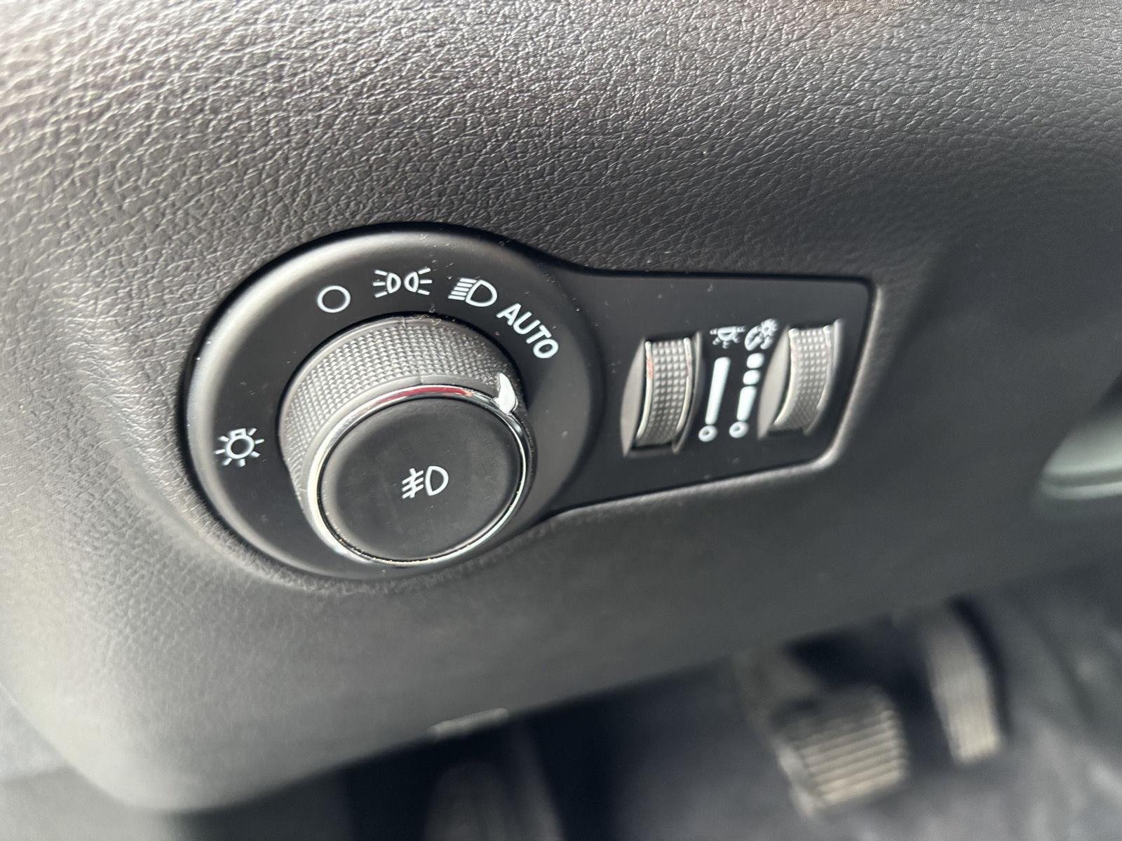 Used 2023 Bright White Clearcoat Jeep Latitude image 18