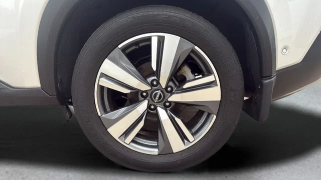 Used 2023 Brilliant Silver Metallic Nissan Platinum image 28