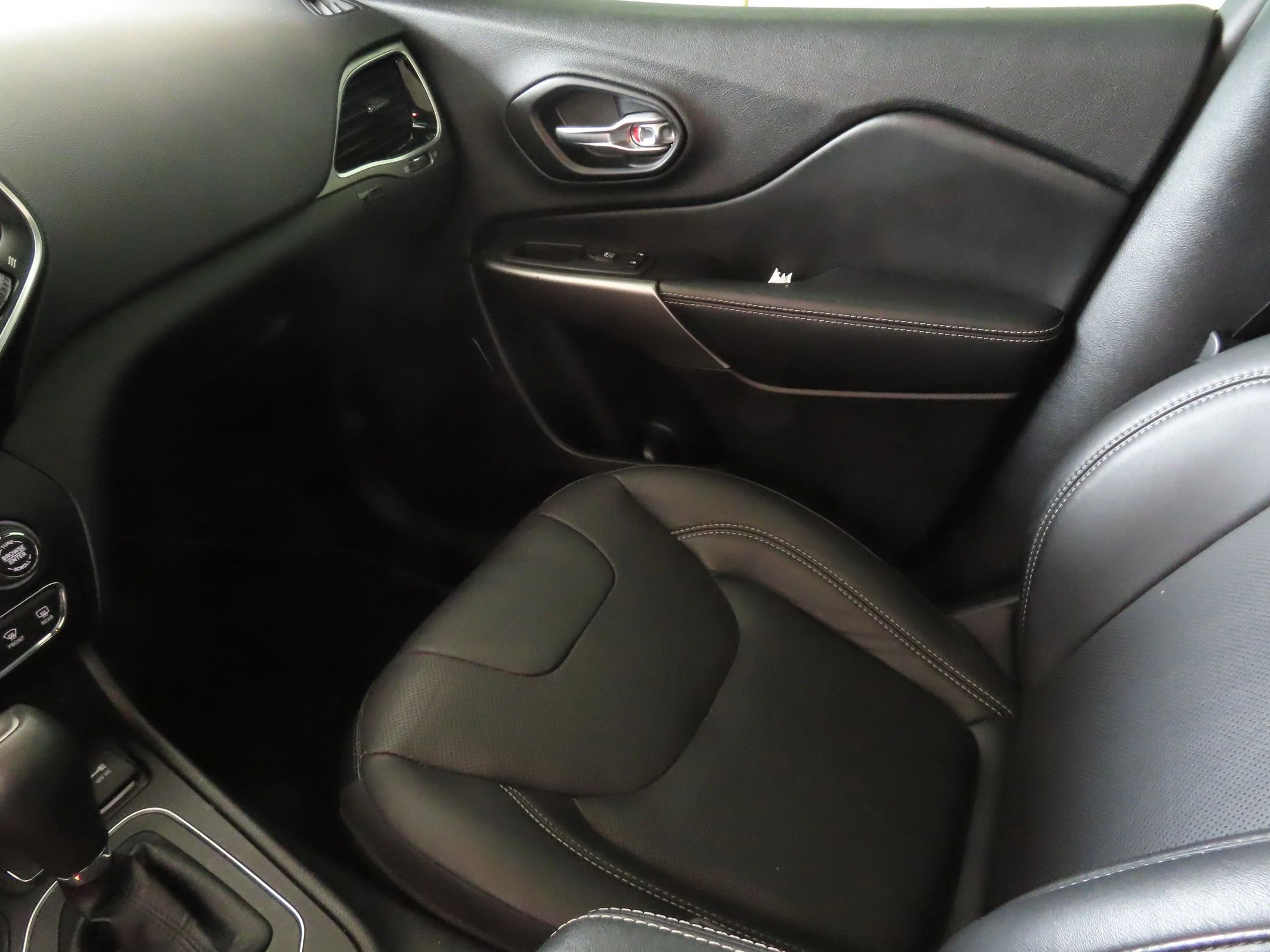 Used 2021 Red Jeep Latitude Lux image 19