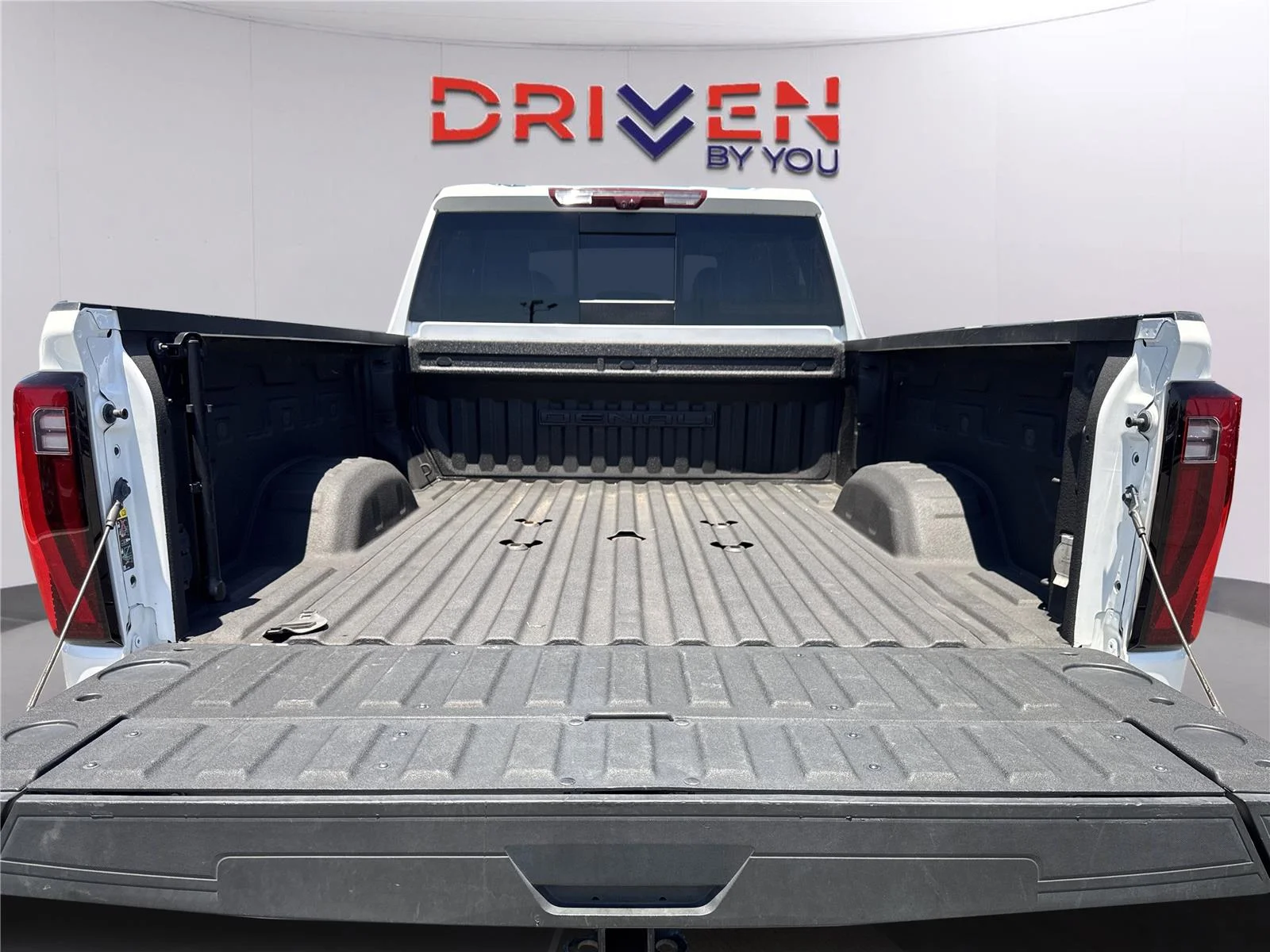 Used 2024 White Frost Tricoat GMC Denali Ultimate image 35